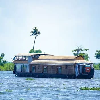 Kerala Hills, Backwaters & Beaches Tour